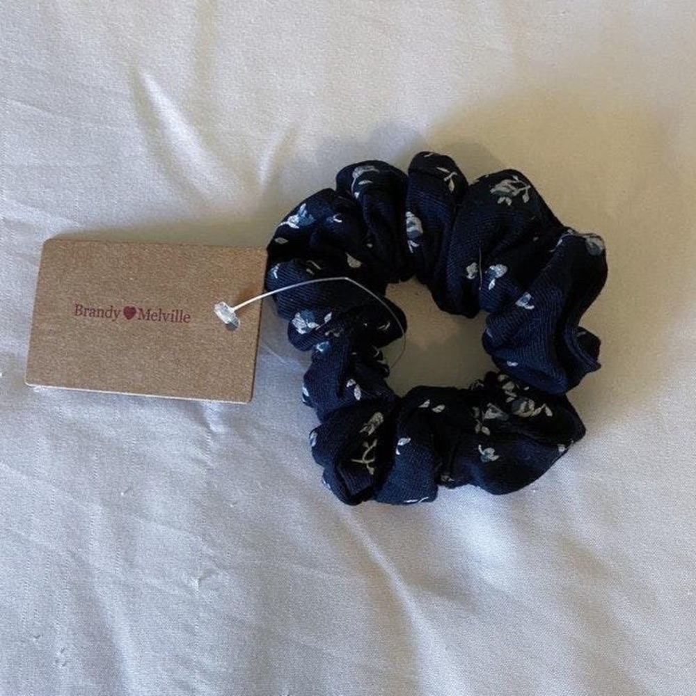 brandy melville scrunchie